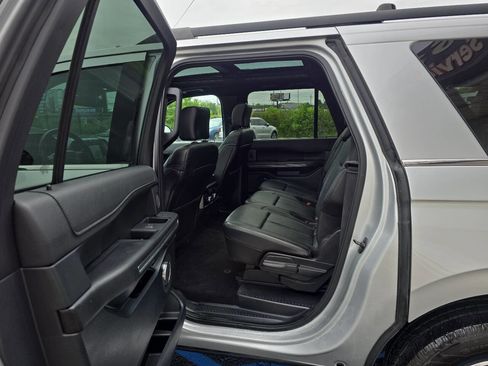 Used 2018 Ford Expedition Max XLT w/ Equipment Group 202A AWD/4WD image 9