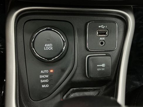 Used 2019 Jeep Compass Latitude w/ Cold Weather Group AWD/4WD image 33