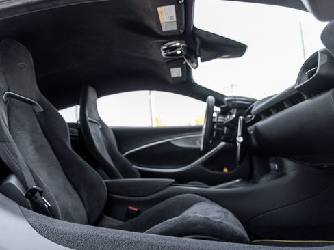 Used 2023 McLaren Artura image 32