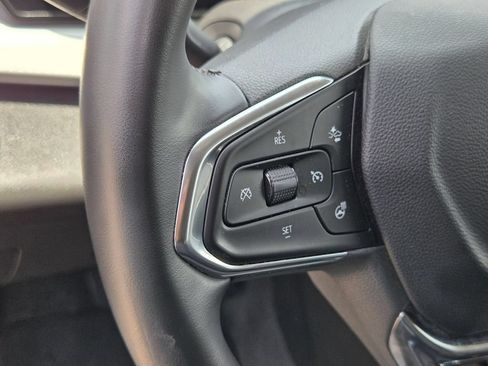 Used 2025 Chevrolet Trax LT w/ LT Convenience Package FWD image 17