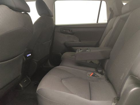 Used 2021 Toyota Highlander LE AWD/4WD image 18