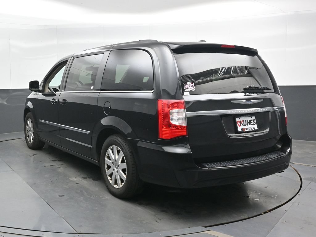 Used 2014 Chrysler Town & Country Touring FWD image 10