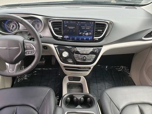 Used 2024 Chrysler Pacifica Touring-L FWD image 14