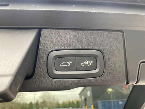 Used 2025 Volvo XC60 B5 Plus image 37