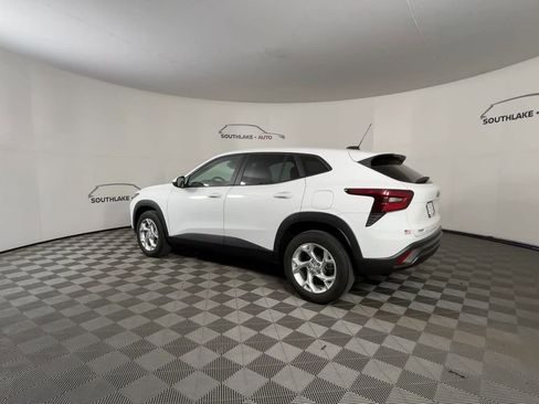 Used 2025 Chevrolet Trax LS w/ LS Convenience Package image 6