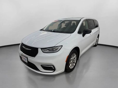 Used 2024 Chrysler Pacifica Touring-L FWD image 4