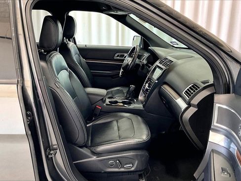 Used 2018 Ford Explorer Limited image 16