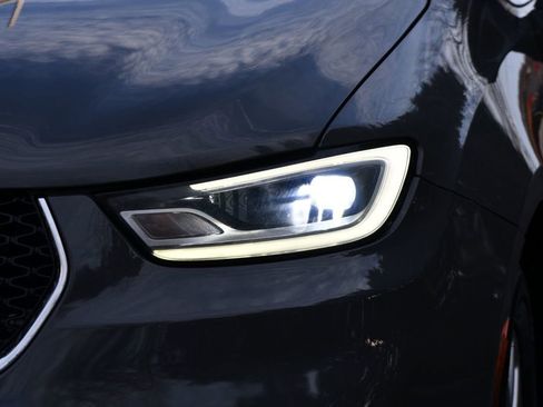 Used 2022 Chrysler Pacifica Touring-L image 4