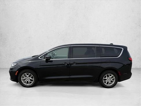 Used 2023 Chrysler Pacifica Touring-L FWD image 5