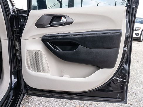 Used 2019 Chrysler Pacifica Limited image 12