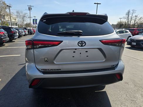 Used 2022 Toyota Highlander LE FWD image 6