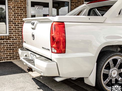 Used 2010 Cadillac Escalade EXT Luxury image 12