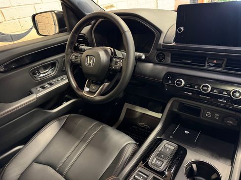 Used 2025 Honda Pilot TrailSport image 43