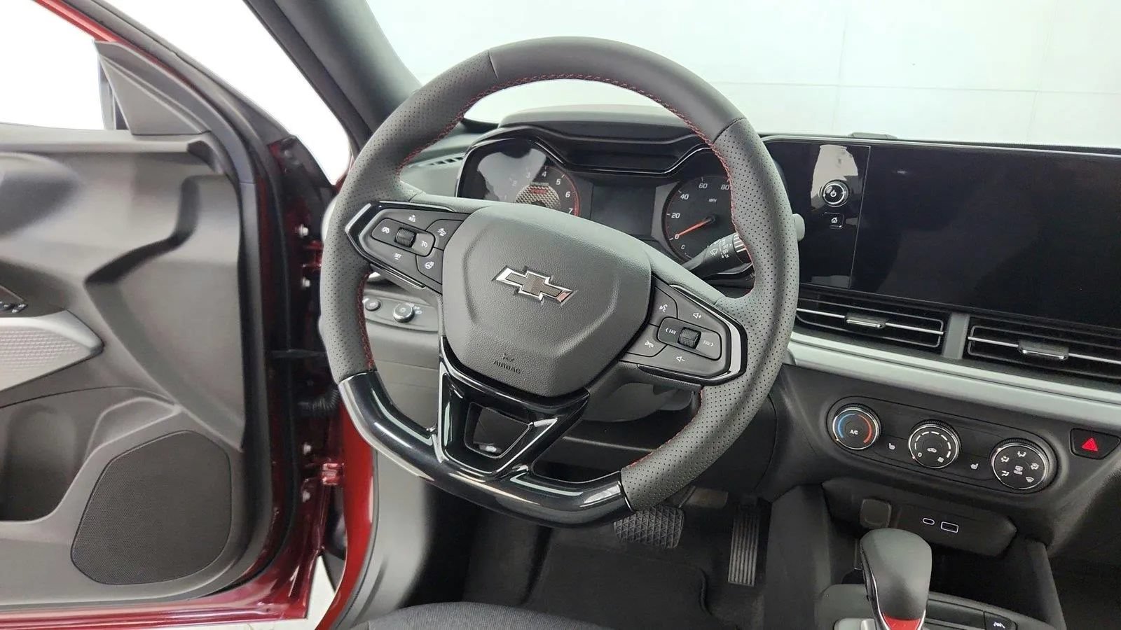 Used 2025 Chevrolet Trax RS w/ Driver Confidence Package FWD image 25