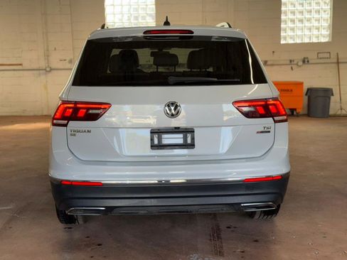 Used 2018 Volkswagen Tiguan SE w/ Panoramic Sunroof Package image 9