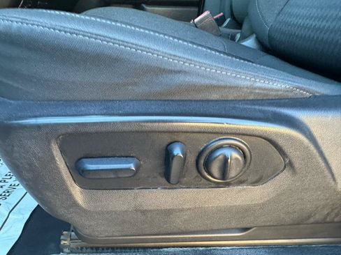 Used 2022 Chevrolet Silverado 2500 Custom w/ Custom Value Package AWD/4WD image 16