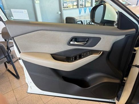 Used 2023 Nissan Rogue SV image 19