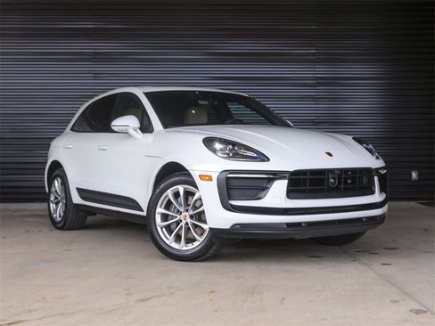 Used 2025 Porsche Macan image 9