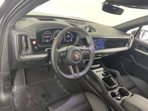 Used 2026 Porsche Cayenne E-Hybrid AWD/4WD image 4