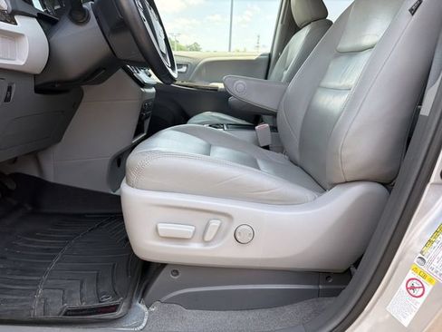 Used 2018 Toyota Sienna XLE w/ XLE Navigation Package FWD image 14