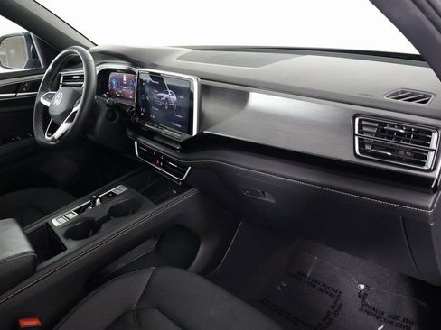 Used 2024 Volkswagen Atlas Cross Sport SE FWD image 9