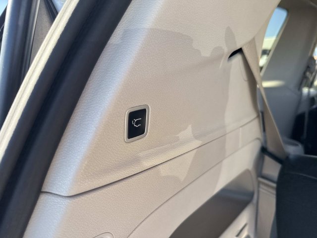 Used 2024 Chrysler Pacifica Touring-L FWD image 7