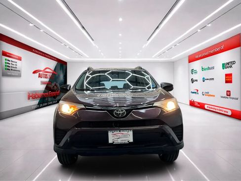 Used 2018 Toyota RAV4 LE AWD/4WD image 2