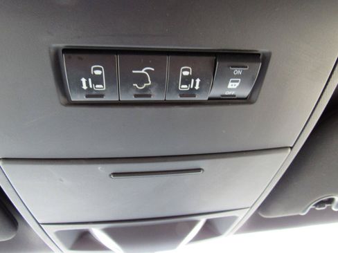 Used 2015 Dodge Grand Caravan SXT FWD image 24