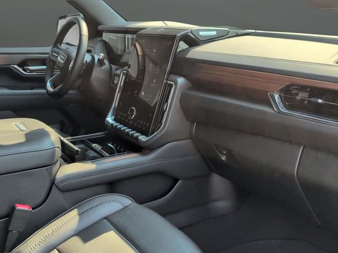 Used 2025 GMC Yukon XL Denali AWD/4WD image 32