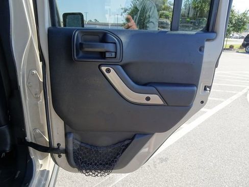 Used 2016 Jeep Wrangler Unlimited Sahara image 18