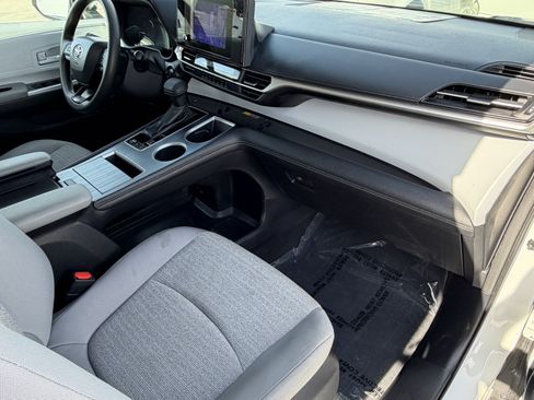 Certified 2025 Toyota Sienna LE FWD image 9