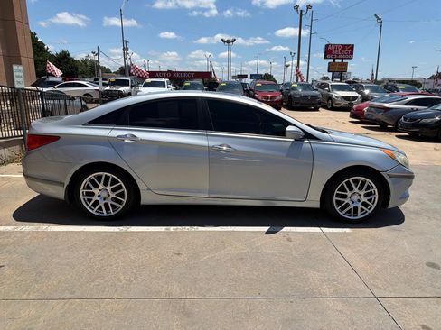 Used 2013 Hyundai Sonata SE w/ Navigation & Sunroof Pkg FWD image 4