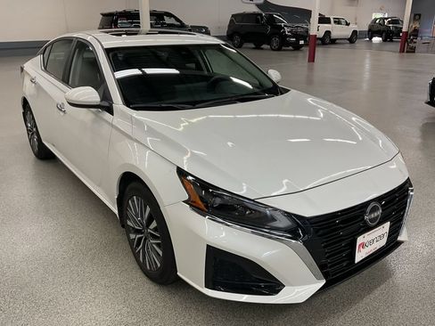 Used 2023 Nissan Altima 2.5 SV w/ SV Premium Package AWD/4WD image 3