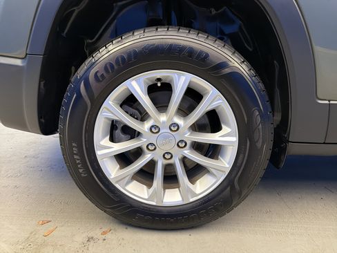 Used 2019 Jeep Cherokee Latitude w/ Popular Appearance Group image 9