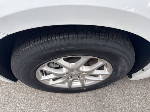 Used 2025 Chrysler Pacifica Select image 12