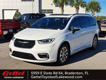 Used 2025 Chrysler Pacifica Pinnacle