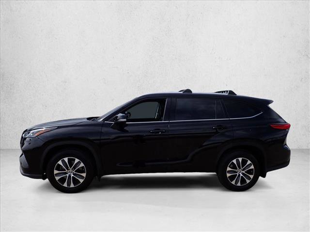 Used 2022 Toyota Highlander XLE AWD/4WD image 2