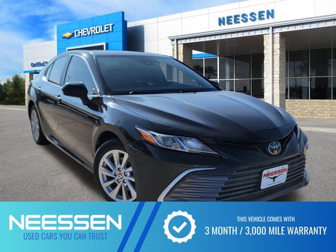 Used 2022 Toyota Camry LE image 1