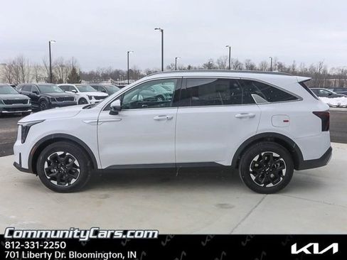 Certified 2025 Kia Sorento S w/ Panoramic Sunroof Package image 3