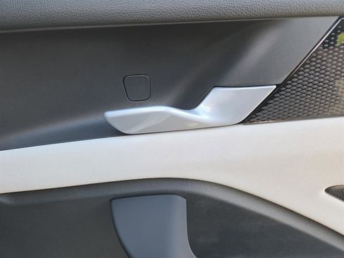 New 2025 Volkswagen Tiguan SE image 31