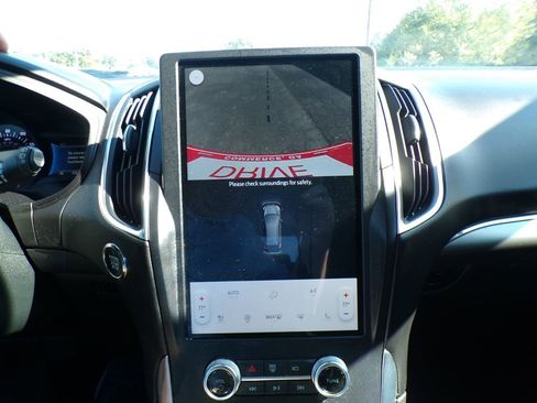 Used 2024 Ford Edge Titanium image 22