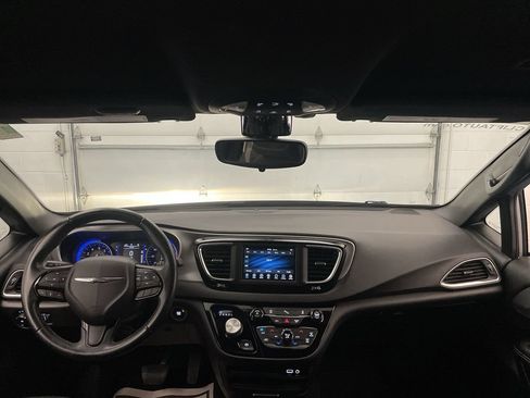 Used 2018 Chrysler Pacifica Touring Plus w/ S Appearance Package FWD image 13