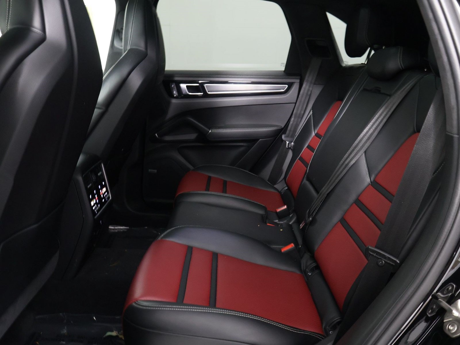 Certified 2023 Porsche Cayenne GTS AWD/4WD image 33