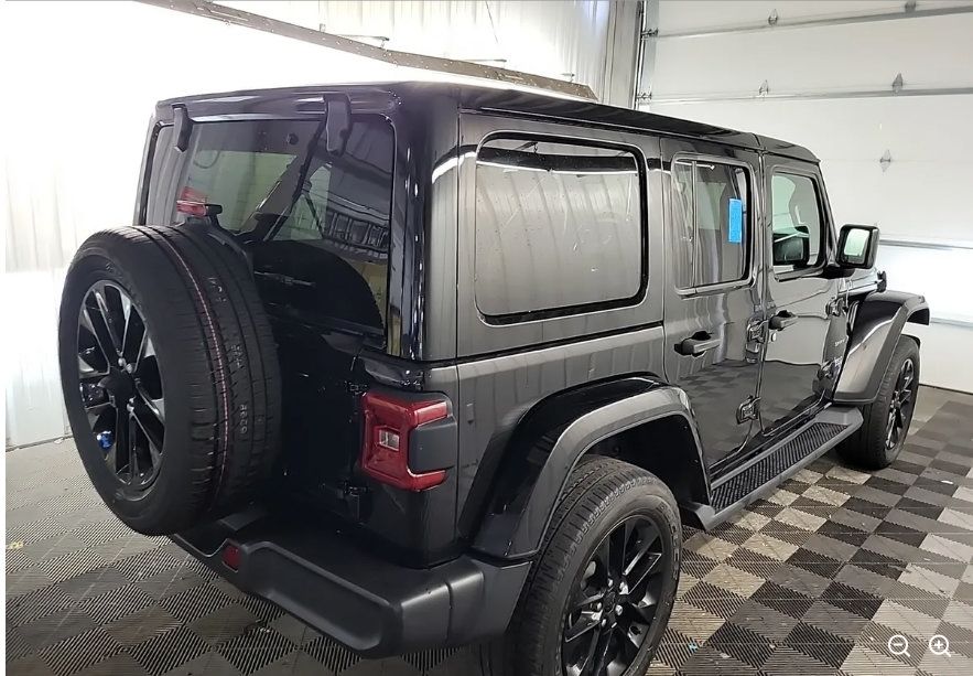 Used 2022 Jeep Wrangler Unlimited Sahara AWD/4WD image 8