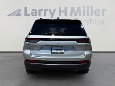 Used 2024 Jeep Grand Cherokee Altitude AWD/4WD image 4