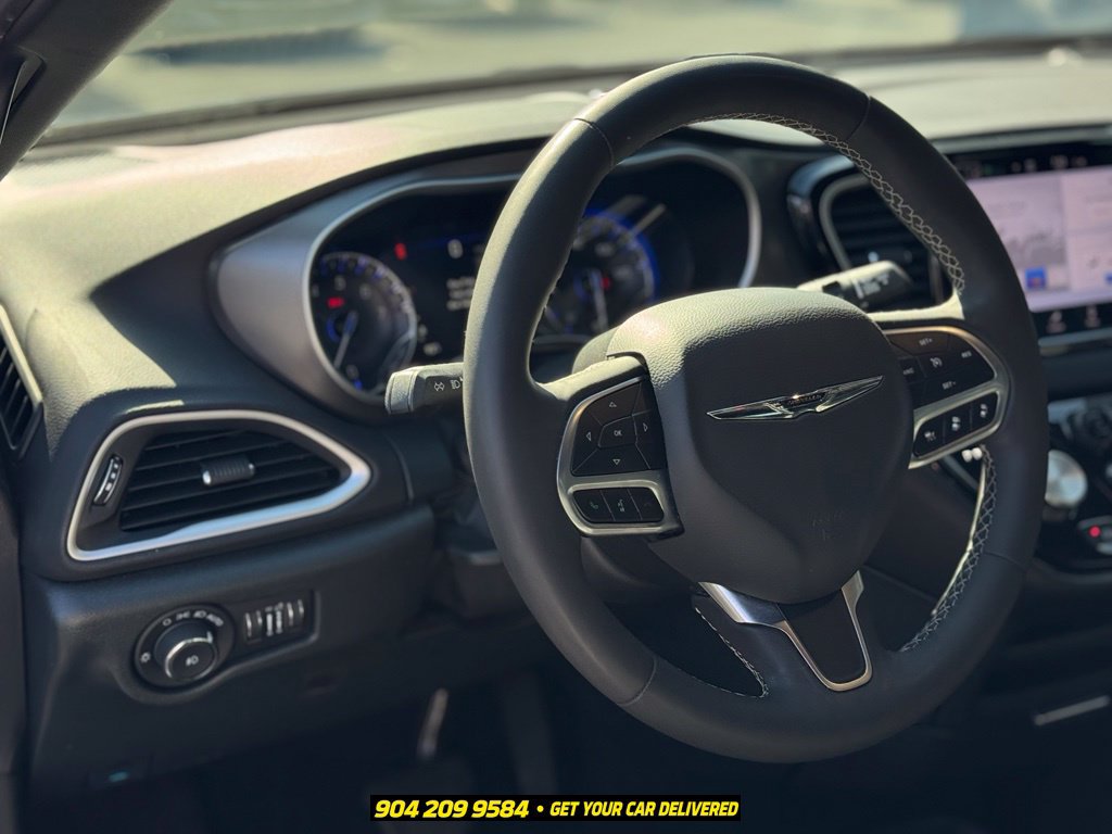 Used 2025 Chrysler Pacifica Select FWD image 14