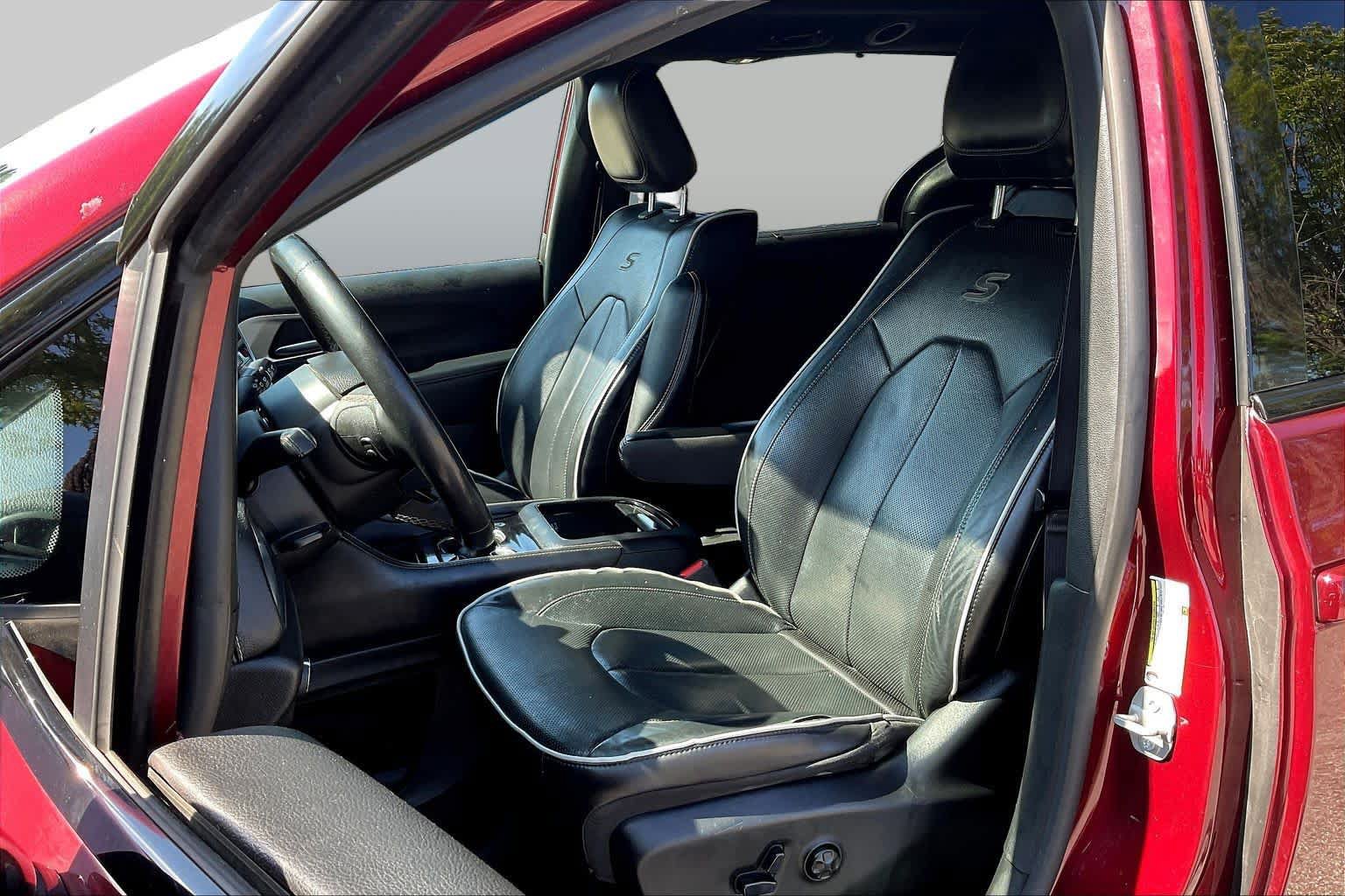 Used 2023 Chrysler Pacifica Limited w/ Uconnect Theater Family Group FWD image 8