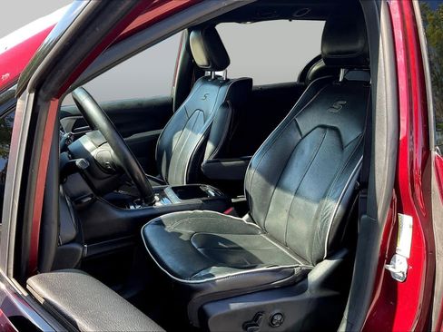 Used 2023 Chrysler Pacifica Limited w/ Uconnect Theater Family Group FWD image 8