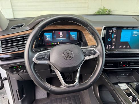 Used 2024 Volkswagen Atlas SE image 30