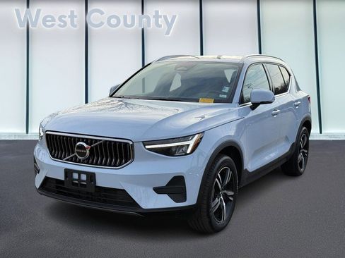 Certified 2025 Volvo XC40 B5 Core image 9